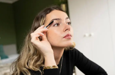 From Desk to Dinner: Quick Makeup Touch-Ups That Actually Work