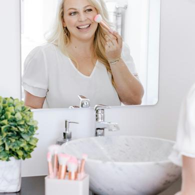 What Makeup Essentials Should You Pack for Your Summer Holidays?